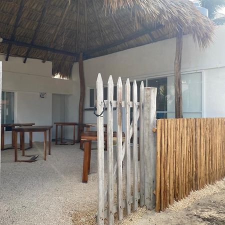 Aparthotel Casa Colibri El Cuyo Esterno foto